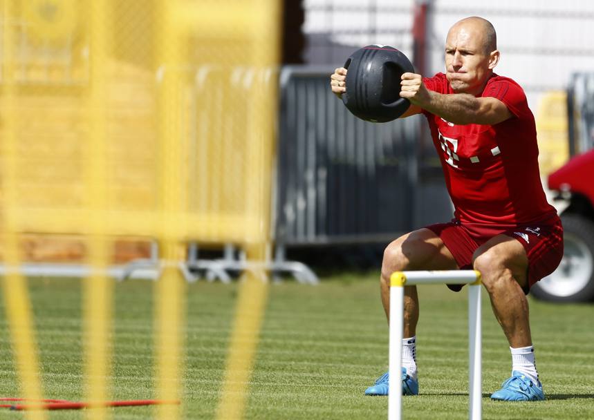 Arjen Robben si riscalda prima degli allenamenti. (Reuters)